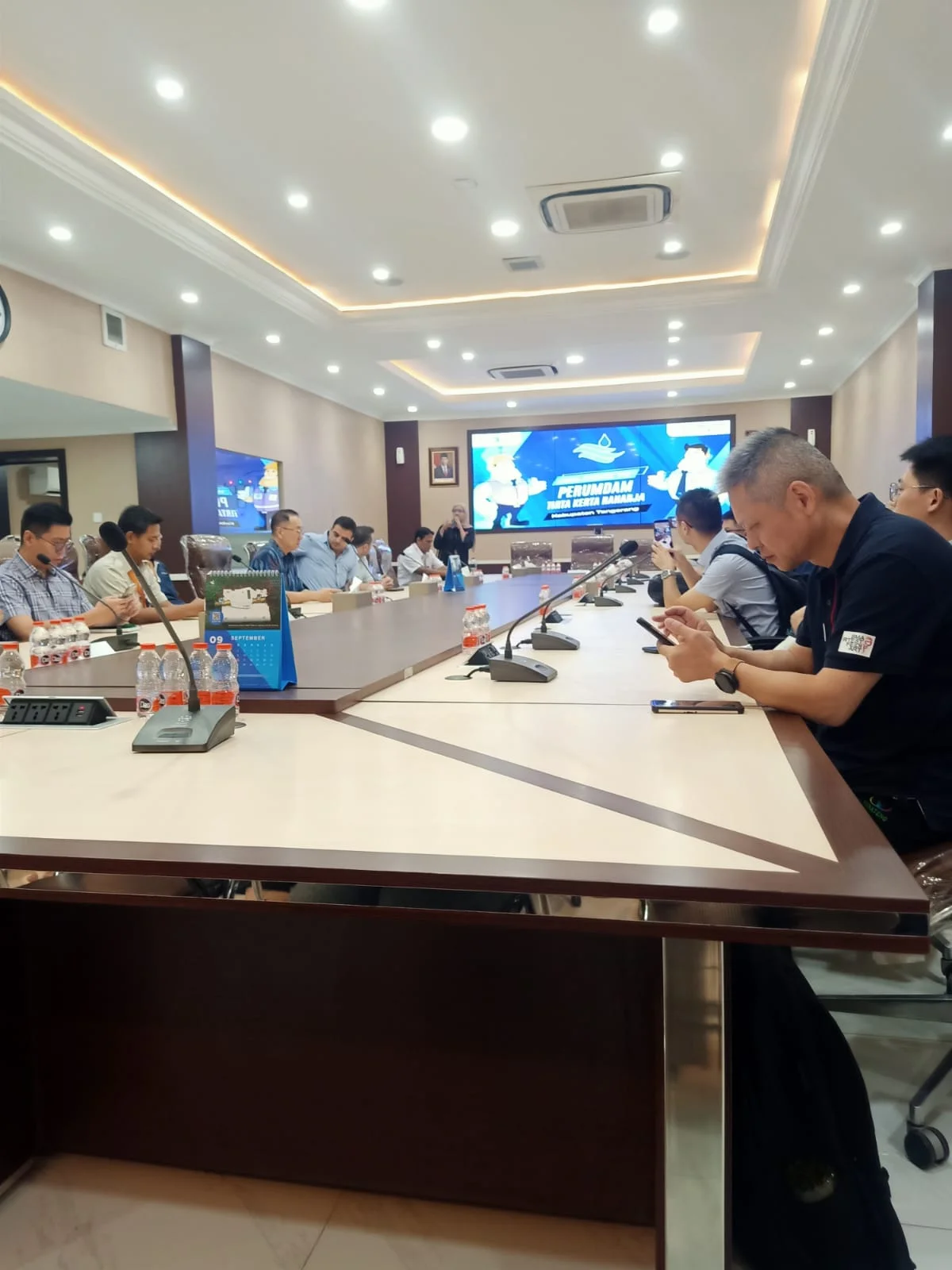 Kunjungan Pelanggan ke Pabrik untuk Melihat Proses Produksi