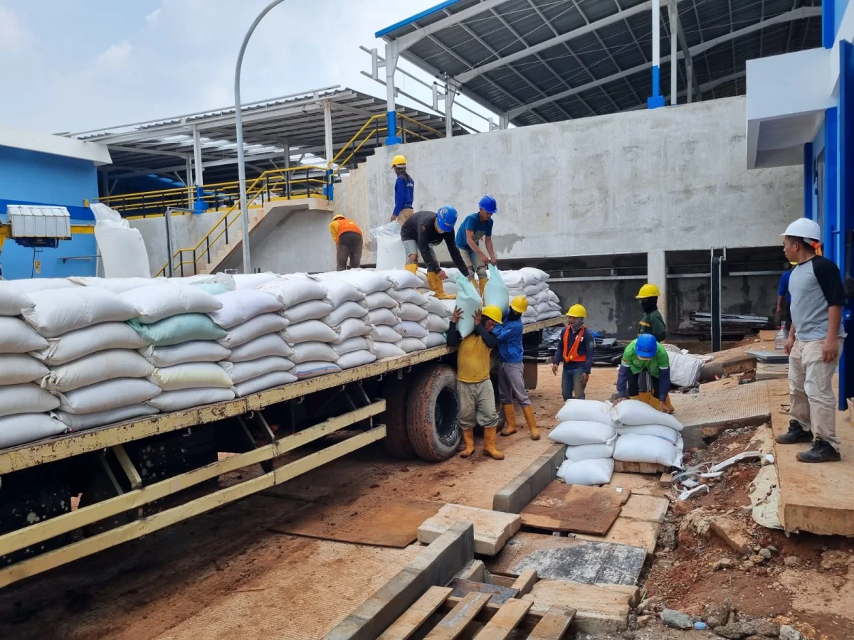 Pengiriman Pasir Silica 30 Ton untuk Kebutuhan Filtrasi PAM JAYA